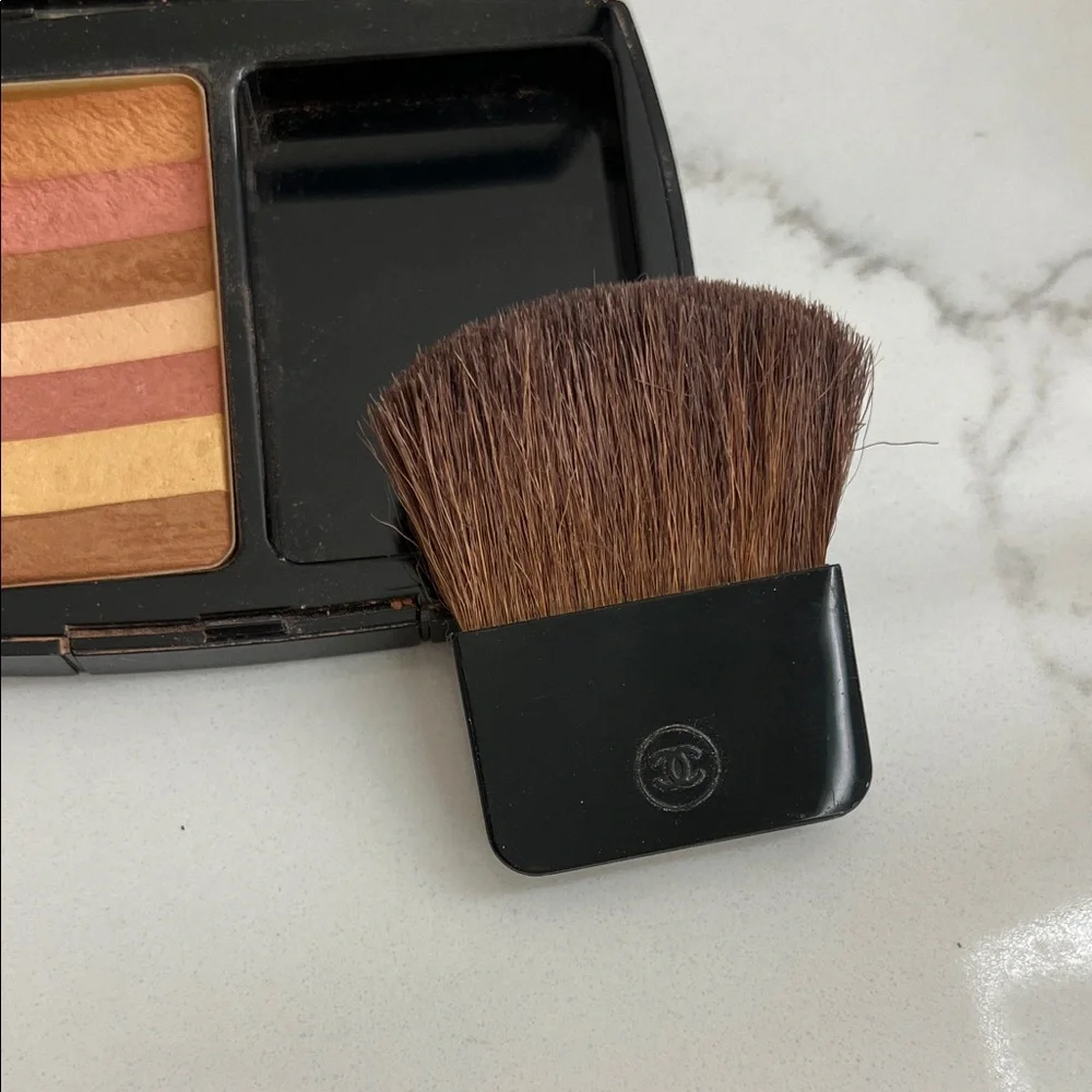 CHANEL blush palette with harmonious stripes of gold, brown, and pink.